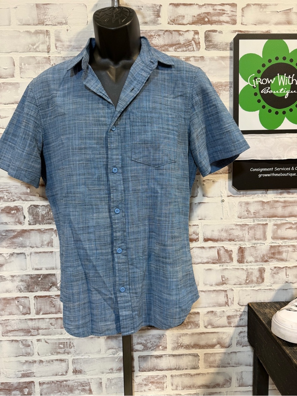 Blue Short-Sleeve Men's Button-Up Shirt - Casual Everyday small
